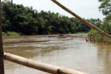 Kediri (Antara Jatim) - Seorang warga menunggu mesin penyedot pasir saat melakukan penambangan pasir di Sungai Brantas di Desa Mojo, Kediri, Jawa Timur, Jumat (20/2). Meski penambangan pasir menggunakan mesin penyedot dilarang dan dianggap ilegal oleh Pemerintah setempat, tetapi kegiatan penambangan tersebut terus beroperasi di kawasan tersebut. Kegiatan penambangan pasir dengan mesin penyedot sudah lama meresahkan warga karena merusak daerah aliran sungai (DAS) Brantas yang menjadi penyebab banjir dan longsor.  FOTO Rudi Mulya/15