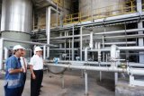 Mojokerto (Antara Jatim) - Dirut PT Perkebunan Nusantara X (PTPN X), Subiyono (kanan), bersama jajaran direksi PT Energi Agro Nusantara (Enero), memeriksa peralatan di Pabrik Bioetanol di Mojokerto, Jatim, Senin (16/2). Pabrik Bioetanol milik PTPN X yang memiliki kapasitas 30 ribu Kiloliter per tahun tersebut, akan melakukan pengembangan produk turunan lain seperti gas metana. FOTO Eric Ireng/15