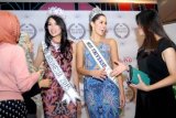 Surabaya (Antara Jatim) - Miss Universe 2014 asal Kolombia Paulina Vega (kedua kanan) berdampingan dengan Puteri Indonesia 2015 Anindya Kusuma Puteri (kedua kiri) berbincang dengan pengunjung di Mall Grand City, Surabaya, Jawa Timur, Minggu (22/2). Indonesia merupakan negara yang pertama kalinya dikunjungi oleh Paulina Vega usai dinobatkan sebagai wanita tercantik di dunia lewat kontes kecantikan Miss Universe Januari 2015 silam. FOTO M Risyal Hidayat/15/SHP