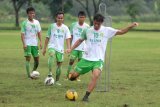 Sidoarjo (Antara Jatim) - Pesepak bola asing Persebaya Surabaya asal Kroasia, Roberto Alvis (depan) berlatih dengan rekan di Lapangan Brigif-1 Marinir, Sidoarjo, Jatim, Jumat (13/2). Persebaya Surabaya bebas dari sanksi pencoretan dari kompetisi sepak bola Indonesia Super League (ISL) 2015 oleh PT Liga Indonesia, usai manajemen melunasi gaji pesepak bola yang sempat tertunda sebesar Rp2,7 milyar. FOTO M Risyal Hidayat/EI/15