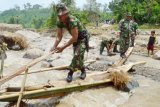 Madiun (Antara Jatim) - Sejumlah prajurit TNI membuat jembatan darurat untuk penyeberang jalan kaki di dekat jembatan yang hanyut diterjang banjir Desa Segulung, Kec. Dagangan, Kab. Madiun, Senin (23/2). Banjir bandang yang antara lain menghanyutkan jembatan di desa tersebut, Kamis (19/2), akses jalur antardesa menjadi terputus dan harus memutar lewat jembatan lain dengan jarak 15 km lebih jauh. FOTO Siswowidodo/15/Chan. 