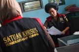 Sidoarjo (Antara Jatim) - Petugas Kejaksaan Negeri Sidoarjo memeriksa dokumen tanah saat penggeledahan di Kantor Balai Desa Gempolsari, Porong, Sidoarjo, Jatim, Senin (16/2). Penggeledahan ini dilakukan Kejaksaan Negeri Sidoarjo terkait adanya dugaan korupsi penjualan Tanah Kas Desa (TKD) yang masuk dalam peta areal terdampak semburan lumpur panas Lapindo senilai Rp3 miliar yang dilakukan oleh Kepala Desa setempat. FOTO Suryanto/15/Chan.