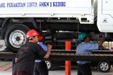 Kediri (Antara Jatim) - Siswa SMK Negeri 1 Kota Kediri saat memeriksa hasil perakitan mesin Mobil Esemka jenis Bima (mobil mini truk) di bengkel sekolah mereka di Kota Kediri, Jawa Timur, Rabu (11/2. SMKN 1 Kota Kediri merupakan salah satu perakit mobil Esemka jenis minitruk BIMA dan merupakan bengkel resmi mobil Esemka di Kediri. Siswa berharap kepada Presiden Jokowi agar proses pengembangan Mobil Esemka yang merupakan Mobil Nasional (Mobnas) terus di kembangkan oleh Pemerintah.FOTO/Rudi Mulya/15