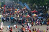 Madiun (Antara Jatim) - Warga memadati ruas jalan Pahlawan saat car free day di Kota Madiun, Minggu (22/2). Selama sekitar tiga jam, ribuan warga Kota Madiun menikmati suasana jalan raya tanpa dilewati motor dan mobil. FOTO Siswowidodo/15/Chan.