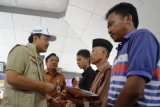     Gresik (Antara Jatim) - Wakil Gubernur Jawa Timur Saifullah Yusuf (kiri) saat memberikan santunan kepada keluarga korban meninggal dunia akibat banjir di Gresik, Senin (9/2). Tiga warga setempat meninggal dunia terseret arus banjir pada Sabtu (7/2). FOTO Fiqih Arfani/15/Chan.