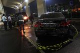 Sidoarjo (Antara Jatim) - Sejumlah anggota kepolisian dan petugas Aviation Security berusaha mengevakuasi mobil yang terlibat kecelakaan beruntun di ruang tunggu Terminal 2 Bandara Juanda Surabaya di Sidoarjo, Jatim, Senin (2/2) dini hari. Sebanyak tiga orang mengalami luka-luka dan terpaksa dilarikan ke rumah sakit akibat kecelakaan beruntun yang melibatkan tiga buah mobil tersebut. (FOTO Suryanto/15/edy)
