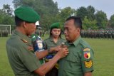Madiun (Antara Jatim) - Komandan Korem 081/Dhirotsaha Jaya Madiun, Kolonel CZi M Reza Utama (kiri) melepas baju seragam TNI yang dikenakan Serma Jumiran anggota Koramil Gandusari, Trenggalek (kanan) dalam sebuah upacara pemecatan di lapangan Gajahmada Asrama Denpom Korem Madiun, Selasa (17/2). Pemecatan Jumiran dari anggota kesatuan TNI Angkatan Darat  terkait kesalahan melakukan perzinahan/berselingkuh dengan isteri sesama anggota TNI. FOTO Siswowidodo/15/EI
