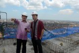 Surabaya (Antara Jatim) - Dirut Marvel City Ronny Prasetya (kanan) dan Direktur Marvel City Kevin Kusuma berbincang saat Topping Off di rooftop Marvel City, Ngagel Surabaya, Kamis (5/2). Pengembang produk properti di Indonesia Timur, PT Assa Land akan membangun superblok, Marvell City di kawasan Ngagel Surabaya dengan investasi senilai Rp2 triliun karena potensi pasar sektor tersebut masih cukup besar. FOTO Eric Ireng/15/Oka.