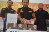 Madiun (Antara Jatim) - Petugas menunjukkan barang bukti uang tunai senilai Rp355.627.600 hasil korupsi dalam lingkungan Program Nasional Pemberdayaan Masyarakat Mandiri Pedesaan (PNPM-MPd) di Polres Madiun, Jatim, Jumat (13/2). Satgas Tipikor Polres Madiun saat ini sedang mendalami korupsi dana Simpan Pinjam Perempuan (SPP) dalam PNPM-MPd dengan tersangka YY yang merupakan anggota tim verifikasi PNPM-MPd.FOTO Siswowidodo/15/Chan.