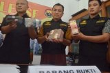 Madiun (Antara Jatim) - Petugas menunjukkan barang bukti uang tunai senilai Rp 161.717.000 hasil korupsi dalam lingkungan Kementerian Agama (Kemenag) Kab. Madiun di Polres Madiun, Jumat (13/2). Satgas Tipikor Polres Madiun saat ini sedang mendalami kasus korupsi pemotongan dana Tunjangan Profesi Pendidik (TPP) yang dilakukan oknum pegawai Kemenag Kab. Madiun FOTO Siswowidodo/15/Chan.