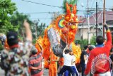 Sejumlah pemain dari Yayasan Pemadam Kebakaran Panca Bhakti melakukan latihan memainkan arak-arakan liong naga sepanjang 60 meter di Pontianak, Kalbar, Minggu (1/2). Menjelang perayaan Cap Go Meh mendatang yang akan digelar pada empat belas hari setelah perayaan Imlek, sejumlah yayasan komunitas Tionghoa telah mempersiapkan sejumlah pertunjukan liong naga untuk ditampilkan secara kolosal. ANTARA FOTO/Jessica Helena Wuysang/ss/mes/15