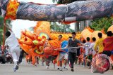 Sejumlah pemain Yayasan Pemadam Kebakaran Panca Bhakti melakukan latihan memainkan arak-arakan liong naga sepanjang 60 meter di Pontianak, Kalbar, Minggu (1/2). Menjelang perayaan Cap Go Meh mendatang yang akan digelar pada empat belas hari setelah perayaan Imlek, sejumlah yayasan komunitas Tionghoa telah mempersiapkan sejumlah pertunjukan liong naga untuk ditampilkan secara kolosal. ANTARA FOTO/Jessica Helena Wuysang/ss/mes/15