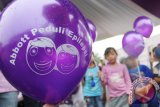 Sejumlah anak memegang balon dalam perayaan Hari Epilepsi Sedunia di Monas, Jakarta, Minggu (8/2). Aksi tersebut berlangsung dalam rangka memberikan edukasi kepada masyarakat bahwa epilepsi tidak berbahaya, tidak menular serta dapat diobati. ANTARA FOTO/Akbar Nugroho Gumay/Asf/ama/15.
