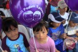 Sejumlah anak memegang balon dalam perayaan Hari Epilepsi Sedunia di Monas, Jakarta, Minggu (8/2). Aksi tersebut berlangsung dalam rangka memberikan edukasi kepada masyarakat bahwa epilepsi tidak berbahaya, tidak menular serta dapat diobati. ANTARA FOTO/Akbar Nugroho Gumay/Asf/ama/15.