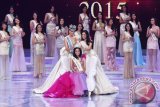 Miss Indonesia 2014 Maria Rahajeng (kanan) bersama Miss World 2014 Rolene Strauss (kiri) menyematkan mahkota kepada Miss Yogyakarta Maria Harfanti (tengah) yang terpilih sebagai Miss Indonesia 2015 saat malam puncak perhelatan kontes kecantikan tersebut di Jakarta, Selasa (17/2) dini hari. Maria mengalahkan dua kontestan yang masuk ketiga besar yakni Savina Wibowo dari Sumatera Selatan sebagai runner up pertama, dan Yona Luvitalice dari Papua yang menjadi runner up kedua. ANTARA FOTO/Zabur Karuru/nz/15