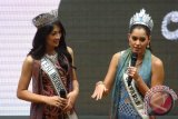 Miss Universe 2014 asal Kolombia Paulina Vega (kanan) berdampingan dengan Puteri Indonesia 2015 Anindya Kusuma Puteri (kiri) menjawab pertanyaan pengunjung di Mall Grand City, Surabaya, Jawa Timur, Minggu (22/2). Indonesia merupakan negara yang pertama kalinya dikunjungi Paulina Vega usai memenangi kontes kecantikan Miss Universe Januari 2015 silam. ANTARA FOTO/M Risyal Hidayat/ed/mes/15