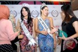 Miss Universe 2014 asal Kolombia Paulina Vega (kedua kanan) berdampingan dengan Puteri Indonesia 2015 Anindya Kusuma Puteri (kedua kiri) berbincang dengan pengunjung di Mall Grand City, Surabaya, Jawa Timur, Minggu (22/2). Indonesia merupakan negara yang pertama kalinya dikunjungi Paulina Vega usai memenangi kontes kecantikan Miss Universe Januari 2015 silam. ANTARA FOTO/M Risyal Hidayat/ed/mes/15