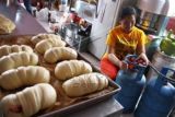 Malang (Antara Jatim) - Seorang pekerja membuat roti dengan menggunakan oven yang berbahan bakar elpiji di sebuah pabrik roti di kelurahan Kauman, Malang, Jawa Timur, Jumat (6/3). Sejumlah pengusaha makanan di kawasan tersebut mengaku terpaksa turut menggunakan elpiji 3 kilogram untuk menekan biaya produksi yang meningkat 20 persen pasca kenaikan harga elpiji 12 kilogram dari Rp. 129.000 menjadi 134 ribu rupiah. FOTO/Ari Bowo Sucipto/Rei/ama/15.