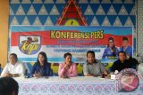 Dayang Donna Faroek (dua dari kiri) didampingi Ketua majelis Pemuda Indonesia (MPI) Kaltim Yunus Nusi (tengah) memberi penjelasan kepada wartawan terkait  Surat Keputusan (SK) DPP KNPI yang menetapkan Dayang Donna Walfiares Tania sebagai Ketua KNPI Kaltim menggantikan Khairuddin. (Amirullah/ANTARA Kaltim)