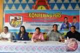 Dayang Donna Faroek (dua dari kiri) didampingi Ketua majelis Pemuda Indonesia (MPI) Kaltim Yunus Nusi (tengah) memberi penjelasan kepada wartawan terkait  Surat Keputusan (SK) DPP KNPI yang menetapkan Dayang Donna Walfiares Tania sebagai Ketua KNPI Kaltim menggantikan Khairuddin.