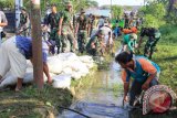 Gerakan Peduli Sampah Nasional (GPSN) 2015 yang dilaksanakan serentak secara nasional, juga dilakukan Pemerintah Kabupaten Hulu Sungai Tengah  bersama Kodim 1002/Barabai bersama-sama menggerakan kebersihan lingkungan dengan masyarakat yang dibuka secara resmi oleh Dandim 1002/Barabai Letkol Inf Krido Pramono di Taman Dwi Warna Barabai Jumat (27/2) untuk Kabupaten HST bebas sampah.(Antaranews Kalsel/humas/fathur/e)  