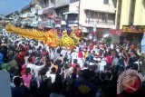 Warga menyaksikan ritual naga buka mata di Kelenteng Kwan Tie Bio, jalan Diponegoro Pontianak pada Selasa (3/3) (Foto Antara Kalbar / Mawardi) 