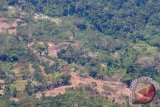 Kerusakan hutan akibat penebangan pohon  dan pembukaan lahan di salah satu kawasan pegunungan Bukit Barisan, terlihat di i peraian ujung Pancu Aceh Besar, Aceh,Selasa (3/3). Kerusakan hutan tidak hanya  di kawasan pegunungan yang berada pesisir pantai  itu, melainkan juga terjadi di daerah pedalaman propinsi Aceh  yang tingkat kerusakannya  semakin meluas  akibat pembalakan liar. ANTARAACEH.COM/Ampelsa/15
