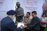 Dubes India Resmikan Patung Gandhi di Rumah Budaya