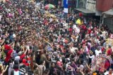 Presiden Joko Widodo (tengah) menyalami warga saat menghadiri acara Pesta Rakyat 'Bogor Street Festival Cap Go Meh 2015' di Jalan Suryakencana, Bogor, Jabar, Jumat (5/3). Perayaan Cap Go Meh 2015 di Vihara Dhanagun Bogor tersebut diharapkan menjadi ajang pemersatu bangsa melalui pendekatan budaya. ANTARA FOTO/Andika Wahyu/wdy/15.