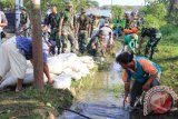 Ribuam warga Hulu Sungai Tengah, melakukan kegiatan Jumat bersih bersama anggota Kodim 1002 Barabai, Badan Pengelola Lingkungan Hidup HST, murid-murid dari Sekolah Dasar, Menengah dan Atas, Polres HST, Batalyon 621/ Manuntung, Ormas dan Balakar, Jumat (27/2). Pemerintah HST, mencanangkan gerakan bebas sampah pada 2018, untuk melindungi masyarakat dari serangan penyakit akibat lingkungan yang tidak bersih.Foto : Antaranews Kalsel/Fathurrahman.C.