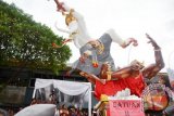Atraksi Ogoh Ogoh dari kesenian daerah Bali memukau warga Kota Bogor, Jawa Barat, pada puncak kegiatan Bogor Street Festival Cap Go Meh 2015, yang dihadiri dan dilepas Presiden RI Joko Widodo (Jokowi) di Bogor, Kamis (5/3). (ANTARA FOTO/M.Tohamaksun).