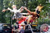 Atraksi Ogoh-Ogoh memukau warga Kota Bogor, Jaw Barat, saat melintasi jalan-jalan protokol mengelilingi Kebun Raya Bogor, Kamis (5/3). Atraksi kesenian daerah itu memeriahkan kegiatan Bogor Street Festival Cap Go Meh 2015, yang dihadiri dan dilepas oleh Presiden RI Joko Widodo (Jokowi). (ANTARA FOTO/M.Tohamaksun). 
