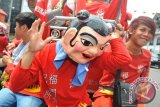 Tiga pemuda Tionghoa beratraksi saat mengikuti Pawai Cap Go Meh 2015 di Jalan Diponegoro, Pontianak, Kalimantan Barat, Kamis (5/3). Pawai yang menghadirkan 12 replika naga buatan sejumlah yayasan pemadam kebakaran Tionghoa dan sejumlah atraksi tersebut, menyemarakkan perayaan Cap Go Meh di Pontianak. ANTARA FOTO/Jessica Helena Wuysang/Asf/mes/15.
