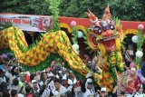 Sebuah replika liong naga ikut serta dalam pawai Cap Go Meh 2015 di Jalan Diponegoro, Pontianak, Kalimantan Barat, Kamis (5/3). Pawai yang menghadirkan 12 replika naga buatan sejumlah yayasan pemadam kebakaran Tionghoa dan sejumlah atraksi tersebut, menyemarakkan perayaan Cap Go Meh di Pontianak. ANTARA FOTO/Jessica Helena Wuysang/Asf/mes/15.