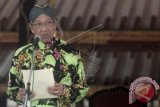 Raja Keraton Yogyakarta Sri Sultan Hamengku Buwono X menyampaikan sabdatama atau perintah tertinggi di Bangsal Kencana, Keraton Yogyakarta, Jumat (6/3). Sabdatama tersebut untuk menengahi polemik penerus tahta Keraton Yogyakarta. ANTARA FOTO/Agus Nugroho/wdy/15.