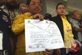 Sekretaris Jenderal Partai Golkar Munas Bali Idrus Marham menunjukkan surat mandat yang dipalsukan seusai melaporkan dugaan pemalsuan surat dokumen Munas Ancol di Mabes Polri, Jakarta, Rabu (11/3). Idrus Marham melaporkan Agung Laksono Cs karena pemalsuan dan melaporkan 133 pemalsuan surat dukumen dengan berbagai bentuk seperti pemalsuan tanda tangan, kop surat dan stempel partai. ANTARA FOTO/M Agung Rajasa/wdy/15.