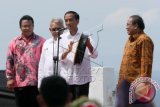 Presiden Joko Widodo didampingi Menko Maritim Indroyono Soesilo (kanan), Gubernur Aceh Zaini Abdullah (kedua kiri) dan Wali Kota Sabang Zulkifli Adam (kiri), menabuh rapai sebagai tanda pencanangan gerakan nasional 