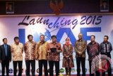 Direktur Eksekutif IOAF, Indra Jaya, membacakan pernyataan deklarasi Forum Akademis Samudera Hindia atau Indian Ocean Academic Forum (IOAF), diikuti sejumlah rektor perguruan tinggi Indonesia, di Universitas Bung Hatta, Padang, Sumatera Barat, Kamis (12/3). IOAF dideklarasikan sebagai wadah kolaborasi antar perguruan tinggi yang terlibat untuk mengembangkan pemikiran dan inovasi dalam bidang pendidikan, pelatihan, penelitian, dan pengabdian masyarakat terkait dengan Samudera Hindia. ANTARA FOTO/Iggoy el Fitra/wdy/15.