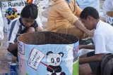 Sejumlah pelajar mengikuti lomba lukis tong sampah, saat pencanangan Gerakan Kalesang (Peduli) Sampah oleh Pemerintah Kota (Pemkot) Ambon di Lapangan Merdeka Ambon, Maluku, Jumat (13/3). Gerakan Kalesang Sampah dicanangkan pemerintah kota untuk ikut mensukseskan Tahun Wisata Mengente (Berkunjung) Ambon 2015, yang puncaknya bertepatan dengan HUT Kota Ambon pada 7 September nanti. ANTARA FOTO/Embong Salampessy/ss/mes/15.