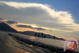 Pengunjung menikmati panorama Pulau Aceh menjelang matahari terbenam dari i Pelabuhan Ulee Lheue, Banda Aceh, Sabtu (14/3). Pulau Aceh yang masuk dalam pengembangan kawasan free port Pulau Sabang, salah satu kawasan wisata kepulauan yang kaya dengan sumberdaya kelautan  selain potensi wisata. ANTARAACEH.COM/Ampelsa/15 