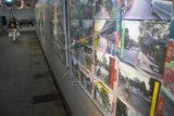 Sejumlah foto-foto yang terpajang pada Pameran Potret Area Pedestrian Bogor di Galeri Jembatan Underpass, Kota Bogor, Jawa Barat, Jumat (13/3). Foto yang dipamerkan itu menampilkan kondisi terkini area pedestrian di Kota Bogor untuk menjadikan Kota hujan tersebut sebagai kota yang ramah lingkungan dan layak bagi pejalan kaki dan pesepeda serta wahana tidak bermotor. (Foto Antara/Arif Firmansyah).