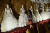 Pengunjung melihat salah satu baju pengantin tradisional Bugis Makassar pada Wedding Festival 2015 di Makassar Sulawesi Selatan, Jumat (13/3). Festival busana pengantin yang memamerkan koleksi bernuansa tradisional dan modern tersebut berlangsung hingga Minggu 15 Maret 2015. ANTARA FOTO/Dewi Fajriaini/Rei/ama/15.