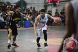 Pemain Kotabaru (putih) mencoba melewati pemain Banjarmasin (hitam) dalam final Kejurprov Bola Basket Kalimantan Selatan 2015 di Suria Arena Banjarmasin, Minggu (15/3). Kotabaru berhasil mengalahkan Banjarmasin dengan skor 78-69 dan memastikan diri sebagai juara. Foto Antaranews Kalsel/Herry Murdy Hermawan