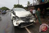 Salah satu mobil iringan Menteri Pertanian Amran Sulaiman yang mengalami kerusakan paling parah saat terjadi tabrakan beruntun di Desa Banua Anyar Astambul Kabupaten Banjar Kalimantan Selatan, Senin (16/3). Menteri Pertanian Amran Sulaiman melakukan panen raya padi di desa Timbaan kabupaten Tapin, dan dalam perjalanan menuju kabupaten Tanah Laut untuk melaksanakan panen raya Jagung peristiwa tersebut terjadi, tidak ada korban jiwa dalam kejadian itu. Foto Antaranews Kalsel/Herry Murdy Hermawan