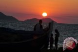 Pengunjung bersama keluarganya menyaksikan panorama sunset di pantai wisata Kampung Jawa, Banda Aceh, Senin (16/3). Pantai Kampung Jawa yang tengah berbenah membangun sarana jalan pantai, mulai ramai pengunjung karena keindahannya panorama menjelang terbenam matahari dan selain kawasan wisata memancing. ANTARAACEH.COM/Ampelsa/15
