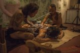 Ranu Khodir seniman tato merajah tubuh dengan teknik tradisional (Handtapping Tattoo), di Galeri Foto Jurnalistik Antara, Jakarta Pusat, Minggu (15/3). Diskusi Hand Tapping Traditional Tattoo 
