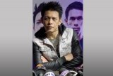 Vokalis Noah, Ariel mendengar pertanyaan wartawan pada konferensi pers terkait tur musik internasionalnya di Hard Rock Cafe, Jakarta, Senin (16/3). Noah akan mulai debut internasionalnya dengan melakukan rangkaian tur yang diberi nama "US Tour 2015" ke empat kota di AS di Los Angeles (27/3), San Francisco (29/3), Washington DC (5/4), dan akan ditutup dengan panggung spektakuler di New York pada 6 April. ANTARA FOTO/Teresia May/Asf/pd/15.