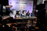 (dari kiri) Grup band Noah dengan personilnya David (keyboad), Ariel (vokal), Uki (gitar) dan Lukman (gitar) memberi keterangan pers terkait tur musik internasionalnya di Hard Rock Cafe, Jakarta, Senin (16 /3). Noah akan mulai debut internasionalnya dengan melakukan rangkaian tur yang diberi nama 