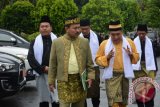 Bupati Banjar Sultan H Khairul Saleh menyambut kedatangan robongan dari Kekerabatan Johor Malaysia dipimpin Tuan Guru Muhammad Arif Iskandar Zulkarnain Zulkifli Bin Muhammad Tamin Al Banjari di Martapura, Senin (16/3).Tujuan kunjungan ke Kabupaten Banjar tersebut untuk mencari jejak kekerabatan yang masih berhubungan dengan Syakh Muhammad Arsyad Al Banjari atau Datu Kelampayan (Antaranews Kalsel/humas/e)