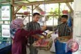 Tanjung, 18/3 - Untuk mengurangi dampak negatif sampah dan mengubah sampah menjadi sumber pendapatan, SMA Negeri 1 Tanta Kabupaten Tabalong membentuk bank sampah. Melalui pengelolaan bank sampah para siswa bisa mendapatkan uang sekaligus turut mengelola sampah menjadi sesuatu yang berharga. Sejak dibentuk April 2014 saat ini omsetnya sudah mencapai Rp2,5 juta.Foto:Antara/Herlina Lasmianti